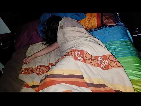 ❤️ Vicfilo kritikante sian junan duonpatrinon dum ŝi dormas. ☑ Nur porno ĉe ni ﹏