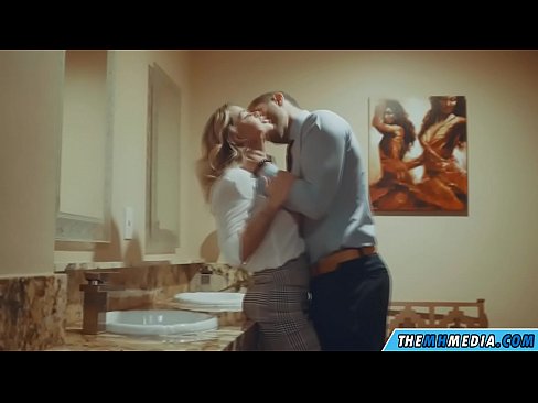 ❤️ Kiam belplena blondulo delogas vin en publika necesejo ☑ Nur porno ĉe ni ﹏